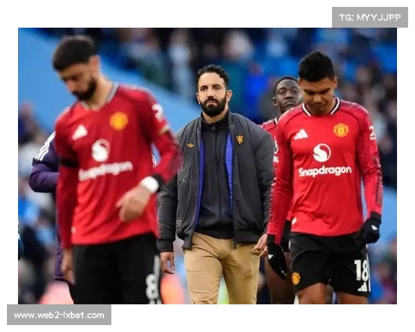 森林队短短两分钟内连进两球逆转，阿莫林教练无奈场边观望